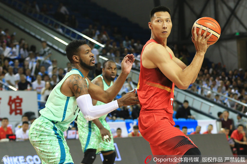 易建联在低位背身单打，他用力倚住防守球员，寻找转身投篮的良机。