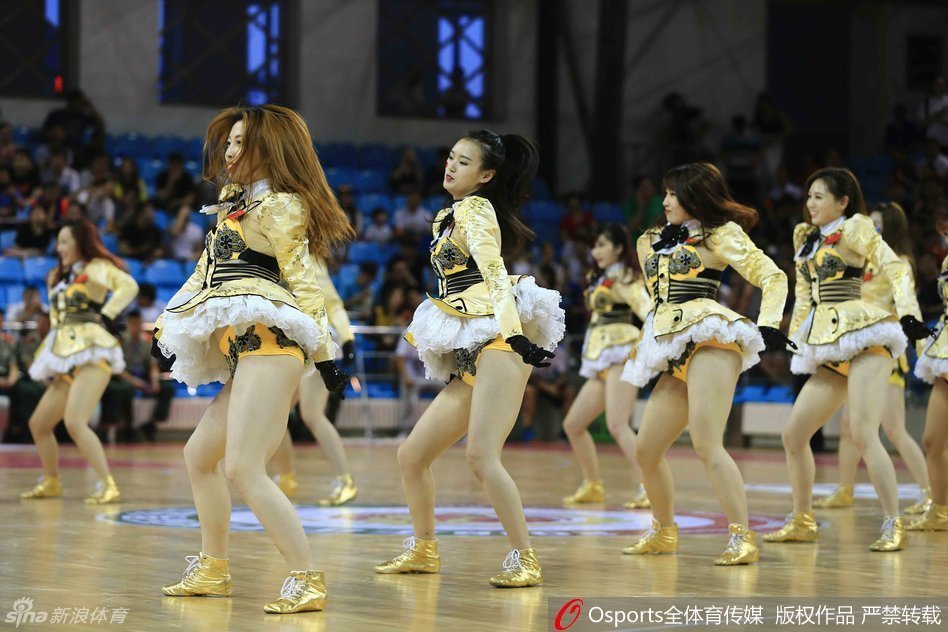 表演的最后，一位领舞的篮球宝贝被队友们高高举起，她单手向上指着体育馆穹顶的灯光，所有的光芒似乎都汇聚在她身上。她脸上带着自信而骄傲的微笑，成为这个激情夜晚最闪耀的瞬间之一。