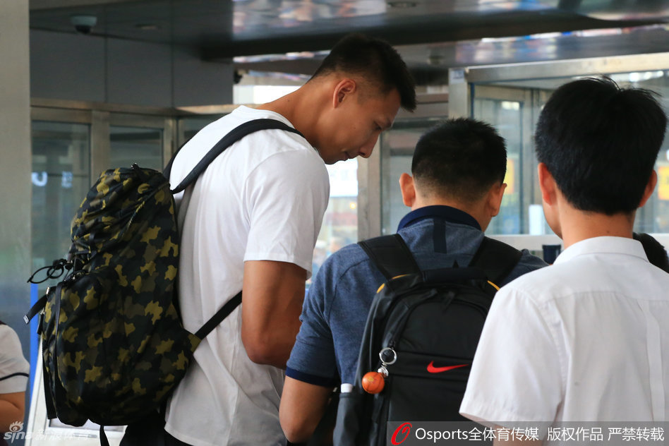 易建联与胡雪峰在场边偶遇，两人低头交谈，仿佛在分享着彼此在联赛与国家队之间的心得