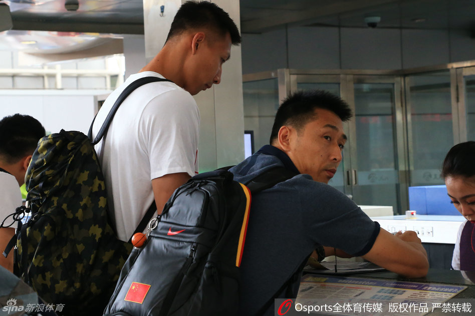 郭艾伦笑得前仰后合，眼睛眯成了一条缝，似乎听到了全世界最好笑的笑话