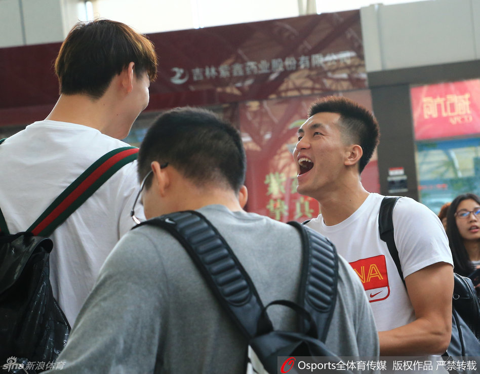 翟晓川与丁彦雨航并肩行走，步调一致，仿佛连体婴一般，诠释了什么叫做真正的形影不离