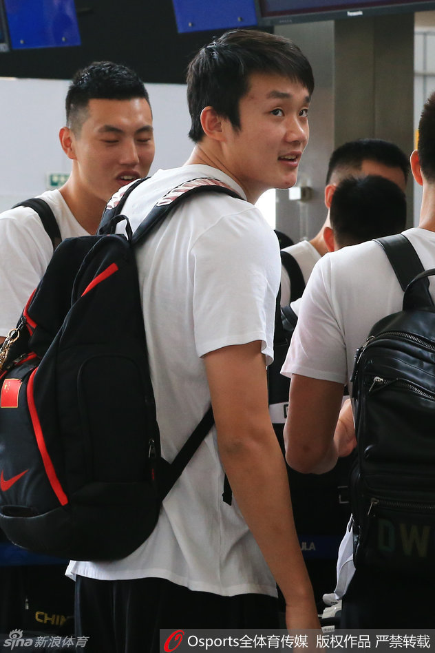 新星赵岩昊在训练间隙表情认真，稚嫩的脸庞上写满了对更高舞台的向往和专注