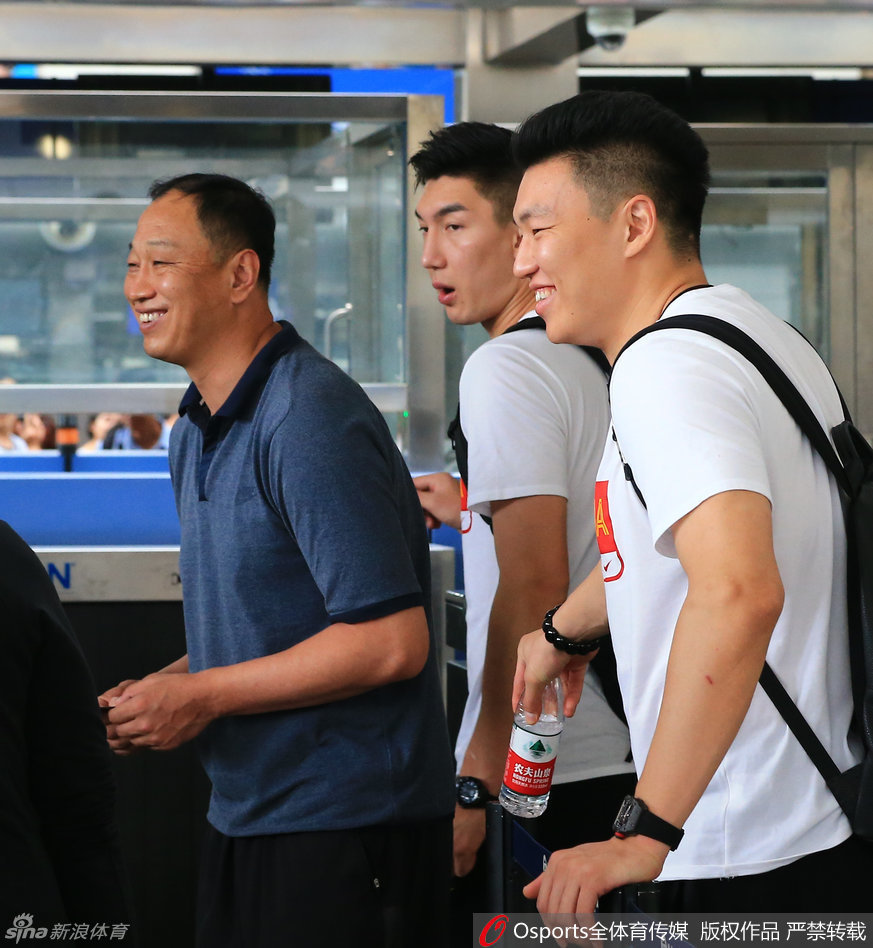 李根拿起水瓶仰头喝水，汗珠挂在脸上，这一刻的“口渴了”是对抗酷热训练的最真实写照