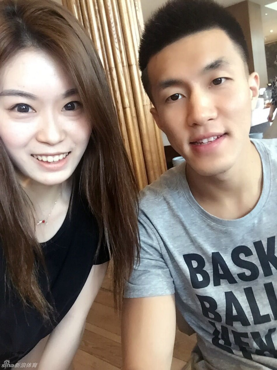 女孩展示着郭艾伦亲笔签名的珍贵球衣，背景是喧闹的球场，她眼中闪烁着激动与幸福的光芒，这一刻将成为永恒的记忆。