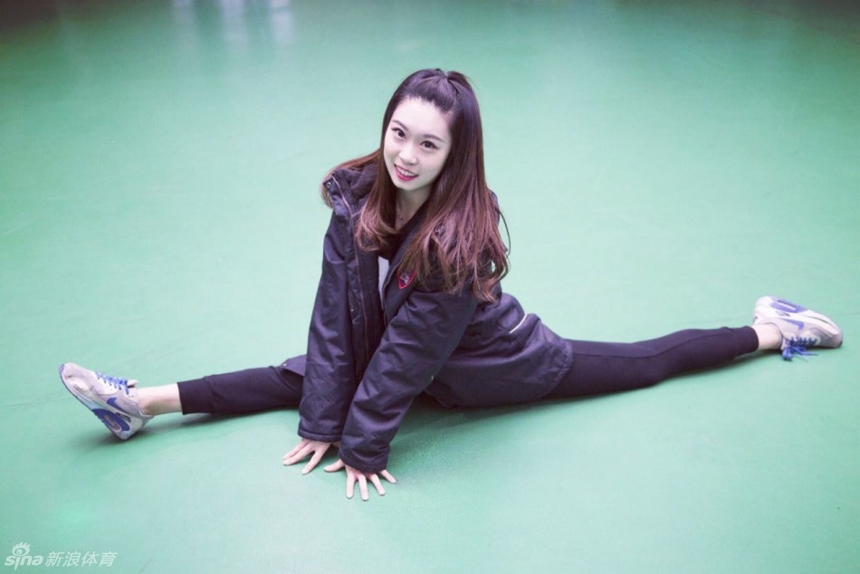 啦啦队全员在表演结束后的大合影，大家高举花球，身姿挺拔，展现了这支年轻队伍强大的凝聚力和永远向上的精神风貌。