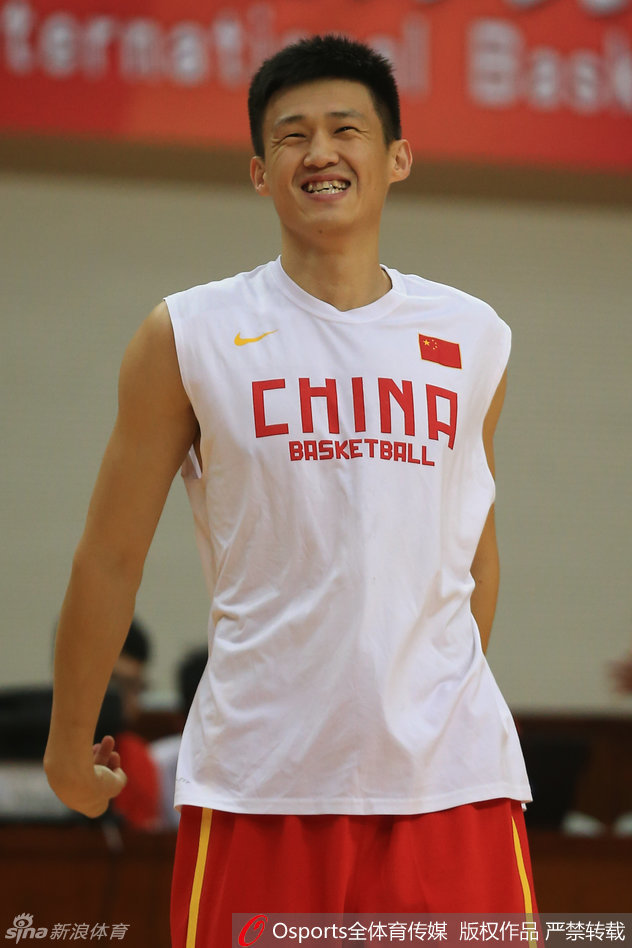 主帅宫鲁鸣在训练中亲自奔跑捡球，以身作则，用实际行动督促队员们珍惜每一颗球，专注训练。