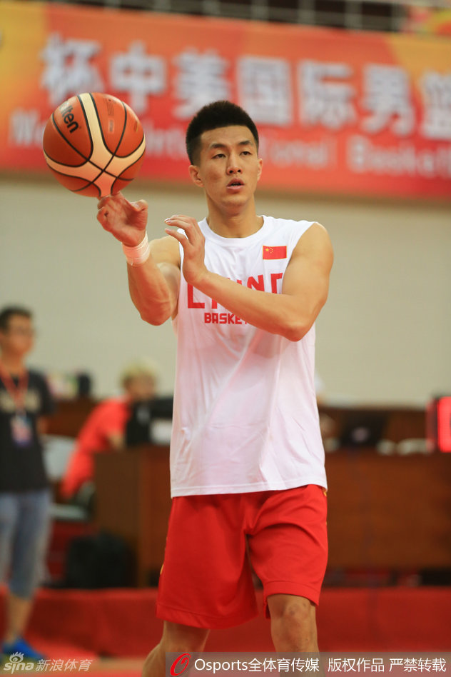 前锋丁彦雨航与周鹏一对一斗牛，两人肌肉碰撞激烈，展现出国家队训练的高强度和良性竞争。