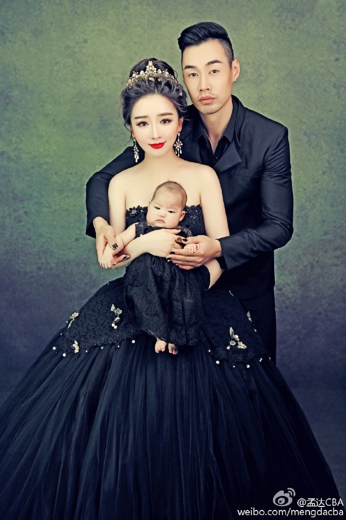 爸爸亲吻着妈妈的脸颊，孩子在一旁搞怪地捂住眼睛，画面充满爱意与俏皮的互动