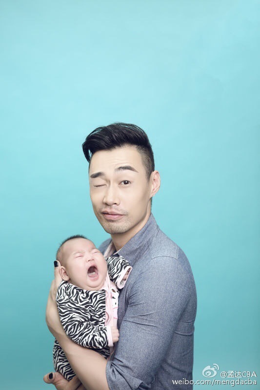 孩子骑在爸爸脖子上，一家人在镜头前开怀大笑，纯粹的快乐溢出屏幕