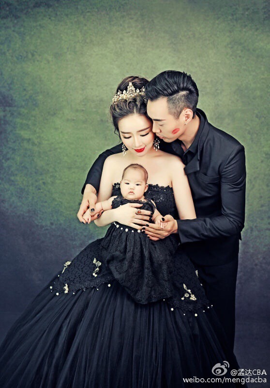 一家人在夕阳下的剪影，轮廓被光晕勾勒得温馨而唯美，充满浪漫的艺术气息