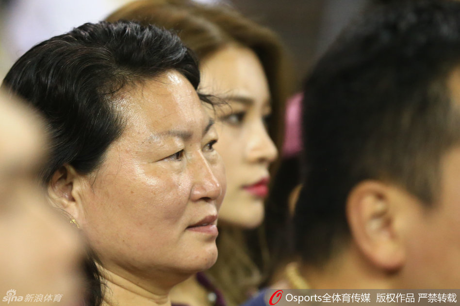 周琦母亲面带微笑坐在看台上，眼神里饱含着对儿子的鼓励与期盼，默默注视着“大魔王”在内线的每一次拼搏。