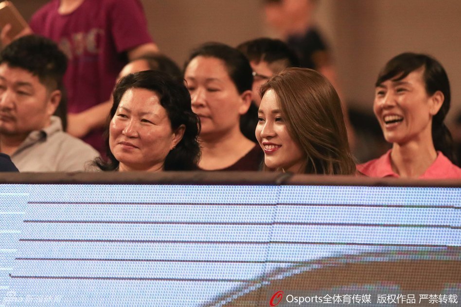 比赛暂停间隙，李根抬头望向观众席亲友所在的方向，似乎在用眼神与家人进行无声的交流，传递着安心与信心。