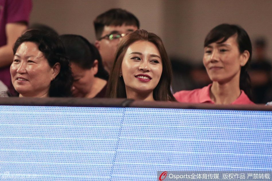 赛后，李根与队友走向场边向观众致谢，看台上的家人起身为他鼓掌，这一刻篮球的荣耀与亲情的温暖完美交融。