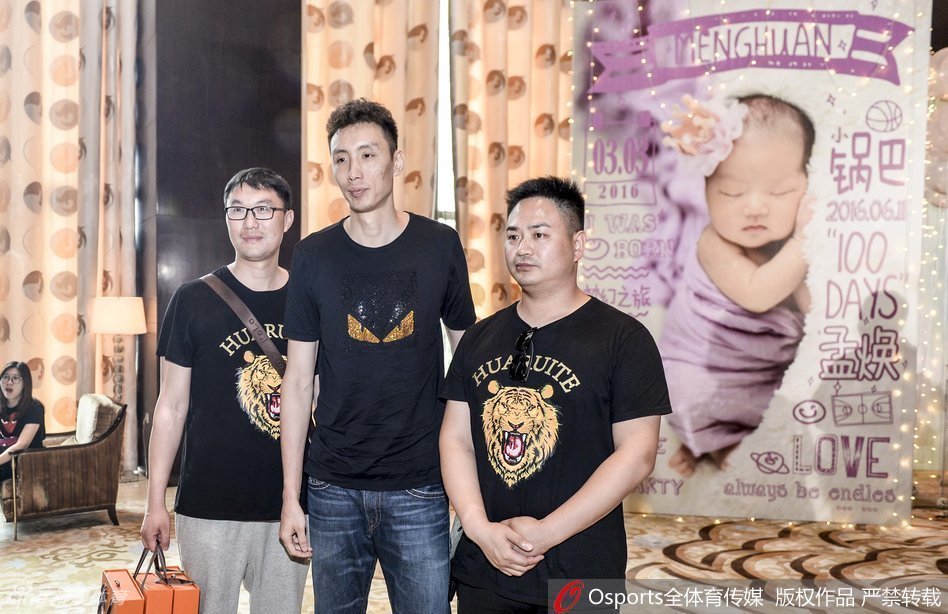 温馨可爱的百日宴会场布置，特意定制的蛋糕上点缀着“100DAYS”、篮球和奶牛图案，每一个细节都凝聚着孟达夫妇对女儿孟焕的无限爱意与美好期许。