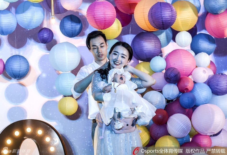 孟达手持话筒站在台上讲话，眼神却始终温柔地望向怀中的小宝贝，身旁的妻子笑意盈盈地看着父女俩，温馨的氛围弥漫在整个会场，这是属于他们最难忘的家庭记忆。