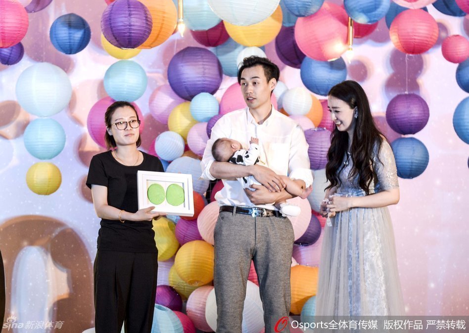 宴会现场一角，孟达坐在椅子上依然不舍得放下女儿，他轻轻托着孩子的小身子，父女俩静静对视，这一刻没有言语，却胜过千言万语，画面温馨得让人不忍打扰。