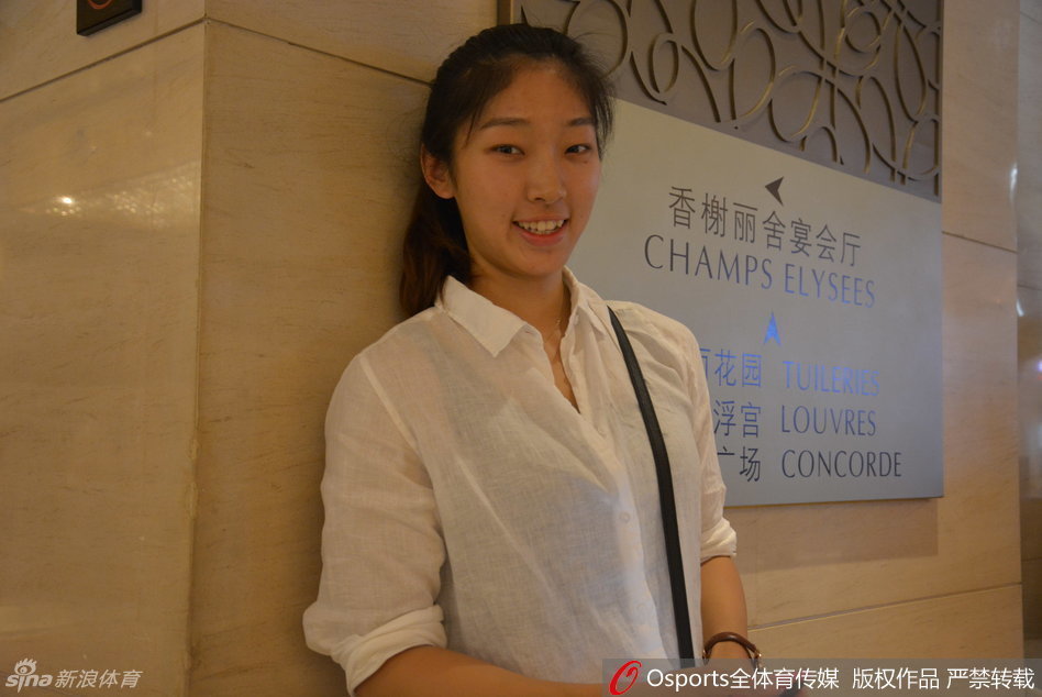 精心布置的婚宴桌牌上，除了娇艳的鲜花，还点缀着几个穿着迷你篮球服的小人偶，它们憨态可掬的模样仿佛是篮球小天使降临人间送祝福。