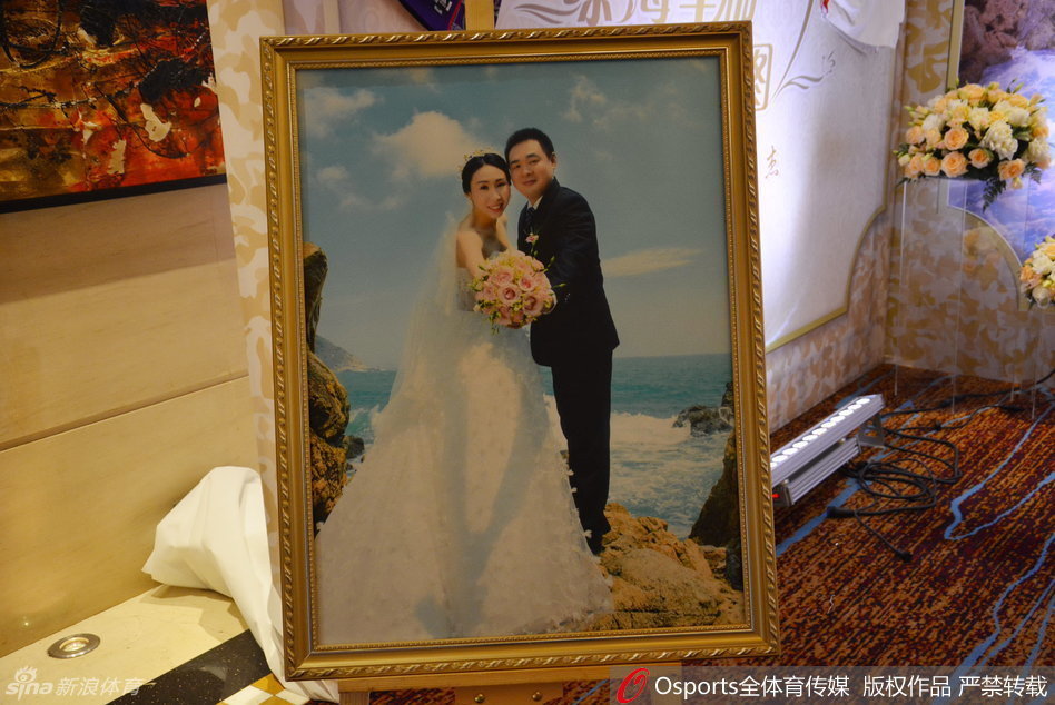 在婚礼合影区，苗立杰和胡海涛被一群高挑的女篮队员们簇拥在中间，大家手里拿着彩色气球，对着镜头开心比耶，画面充满了大长腿家族的欢乐与活力。