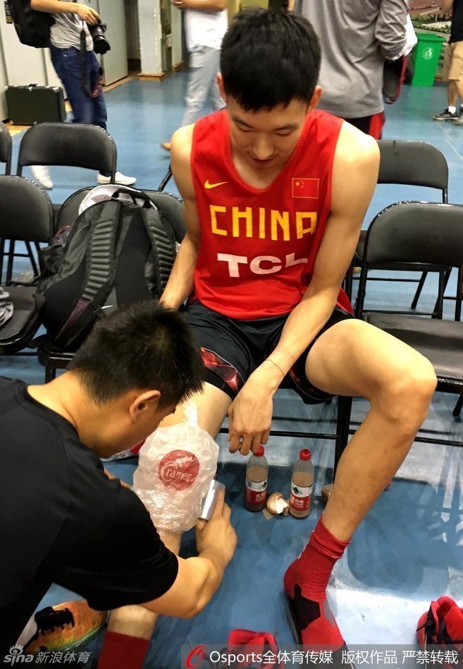 队医正在细致地为周琦进行肩部按摩放松，周琦神情专注且放松，展现出对康复环节的重视，心情看起来相当不错。