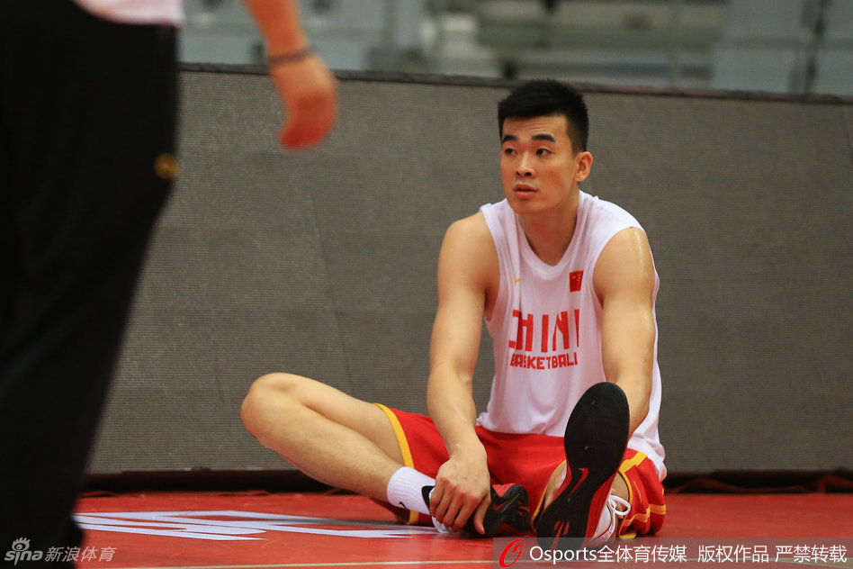 可兰白克-马坎在训练中露出阳光般的笑容，他的眼神清澈而坚定，仿佛在告诉大家，无论多累，热爱篮球的心永远快乐。