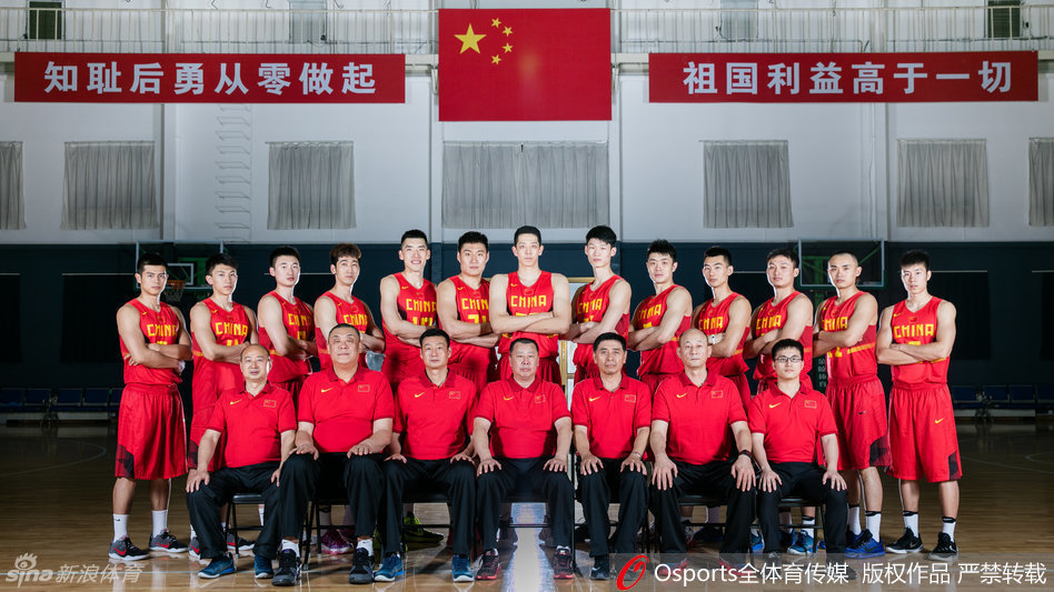 国奥男篮全体将士在八国赛前留下全家福，年轻的脸庞上写满坚定与团结，身后鲜艳的五星红旗预示着他们为国征战的决心。
