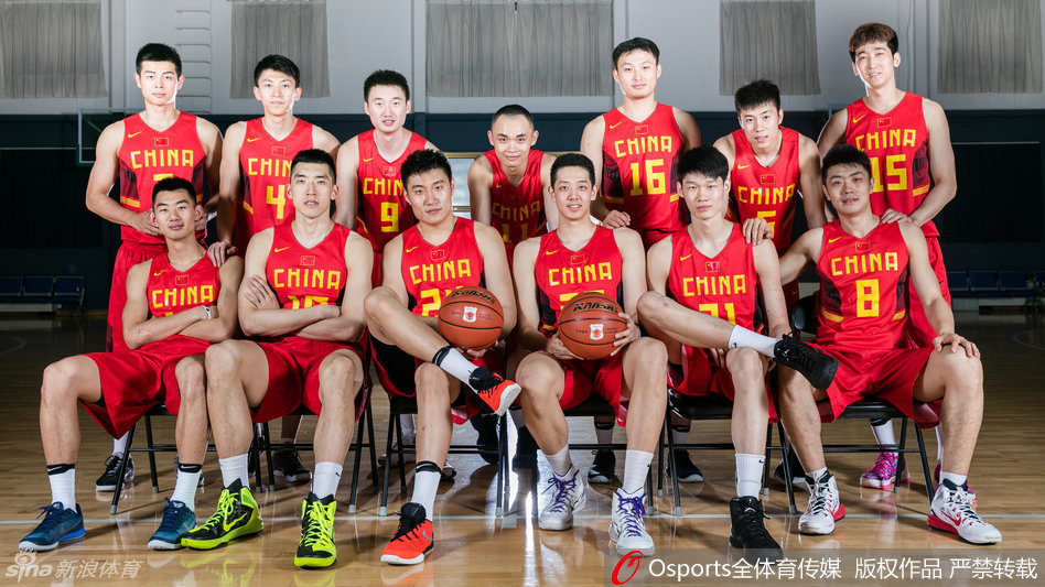 队员们的霸气写真透露出舍我其谁的锐气，坚定的眼神和紧绷的肌肉线条，仿佛在向对手宣告国奥内线群的强大威慑力。