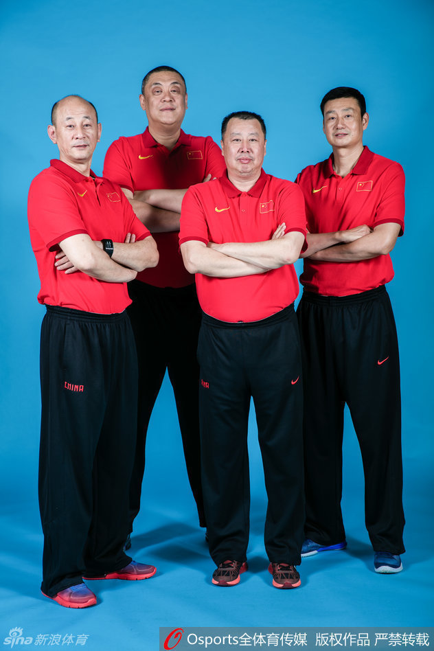 内线组擎天而立，胡金秋、陶汉林、沈梓捷等悍将构建起禁区的铜墙铁壁，他们肌肉的碰撞声是国奥队最强硬的心脏跳动。