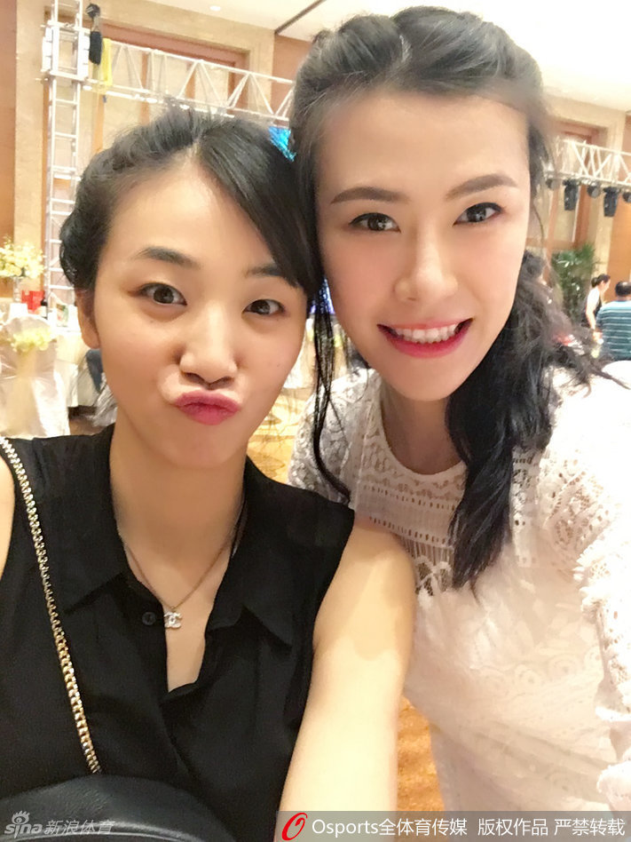 赵爽摆弄造型展示修长身材，笑容治愈充满自信