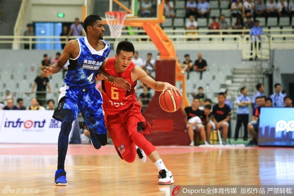 郭艾伦持球加速突破，人球合一，如利刃般撕开对手的防线，直奔禁区而去。