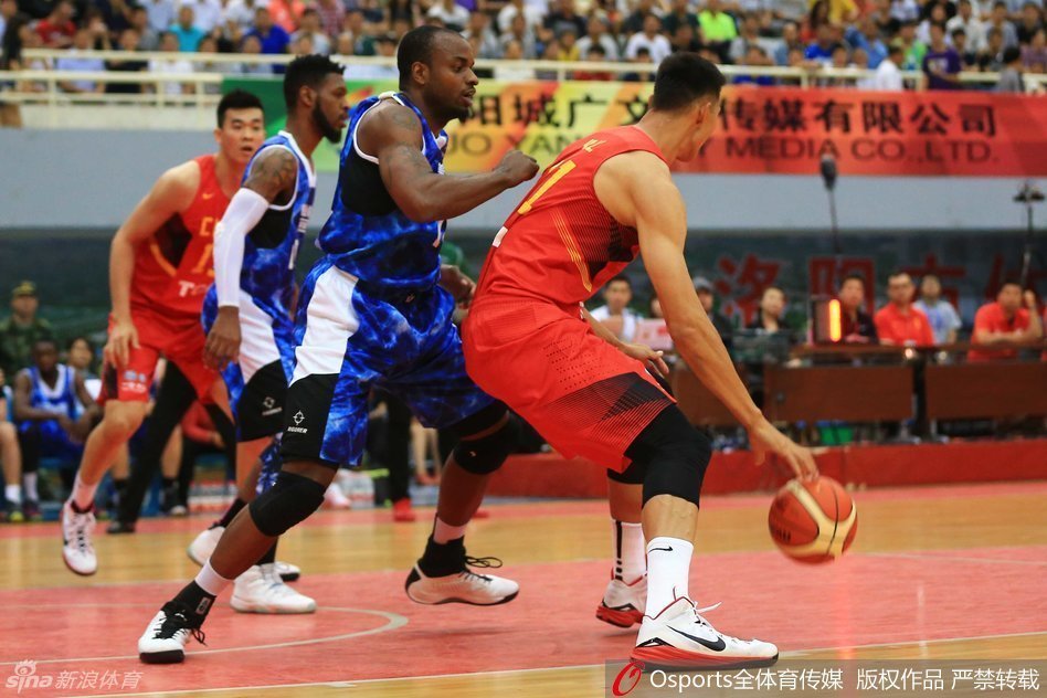 周鹏在三分线外稳稳出手，皮球划过一道完美的弧线，空心入网，展现了他作为锋线射手的价值。