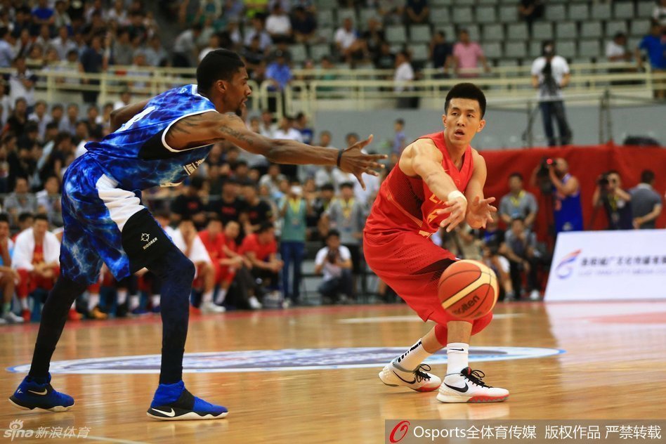 王哲林在内线卡位成功，稳稳将篮板球收入囊中，为球队争取到二次进攻的机会。