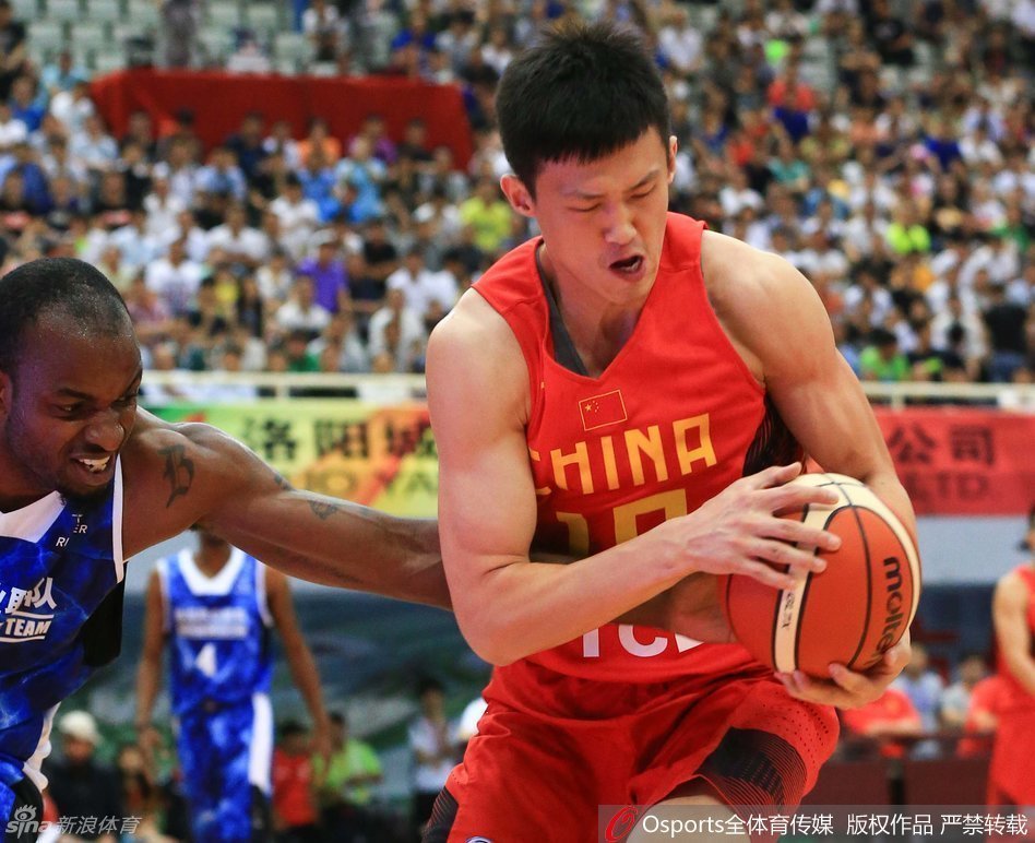 翟晓川在边线奋力追防，眼神专注，手臂扬起，试图干扰对手的传球路线。