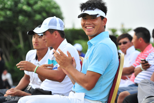 东信杯颁奖仪式上,球手高举冠军奖杯,彩带漫天飞舞,荣光加身