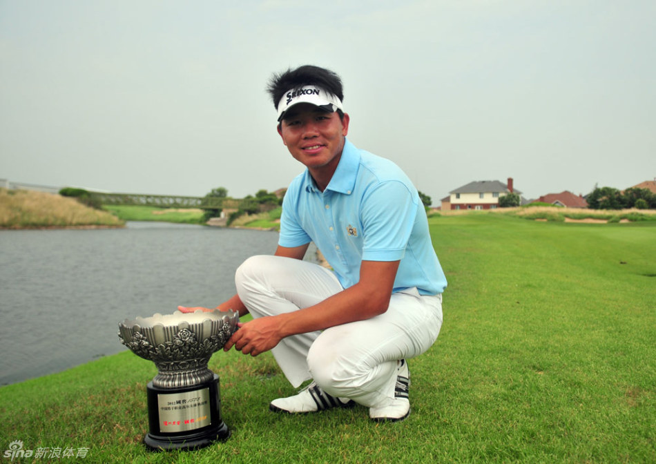 赢得日巡第二冠后,球手倚靠冠军座驾,手持奖杯,笑容中充满自信与从容