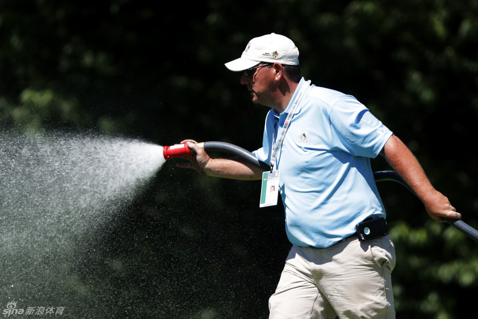 巴巴·沃森的特制新款球鞋静置于草地上，鞋面设计前卫大胆，色彩鲜明，彰显着这位高尔夫天才与众不同的个性。