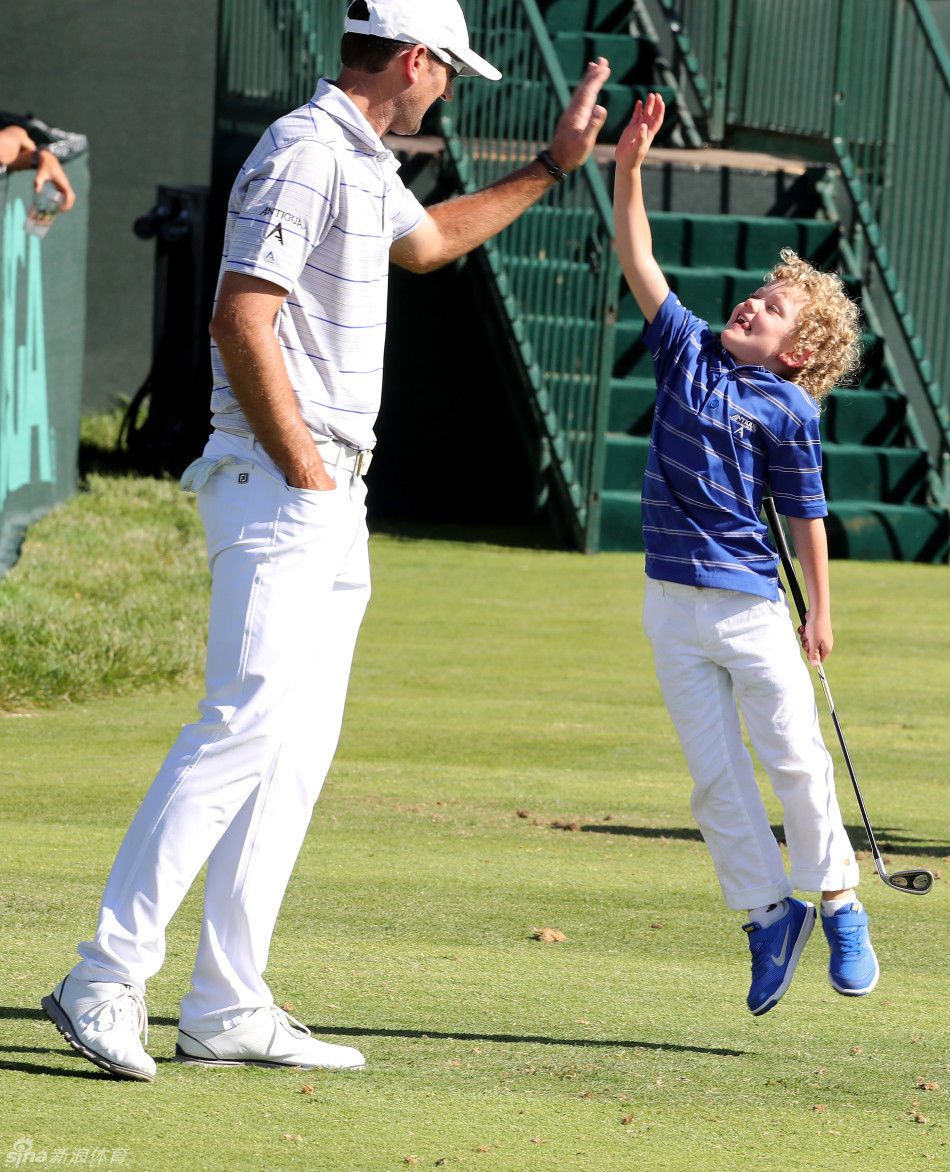 巴巴·沃森戴着一副设计感极强的深色手套，手握球杆正在做击球准备，手套的材质与图案在光线下显得科技感十足。