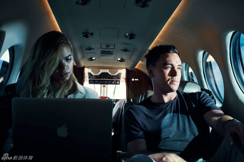 福勒与身旁的美女相视而笑，画面温馨而时尚，展现了球星场外迷人的亲和力与魅力。