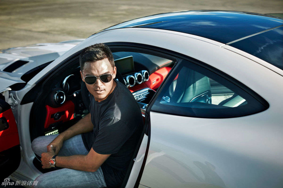 福勒以霸道总裁姿态站立，背景虚化，身形挺拔，周身散发着掌控全场的强大气场。