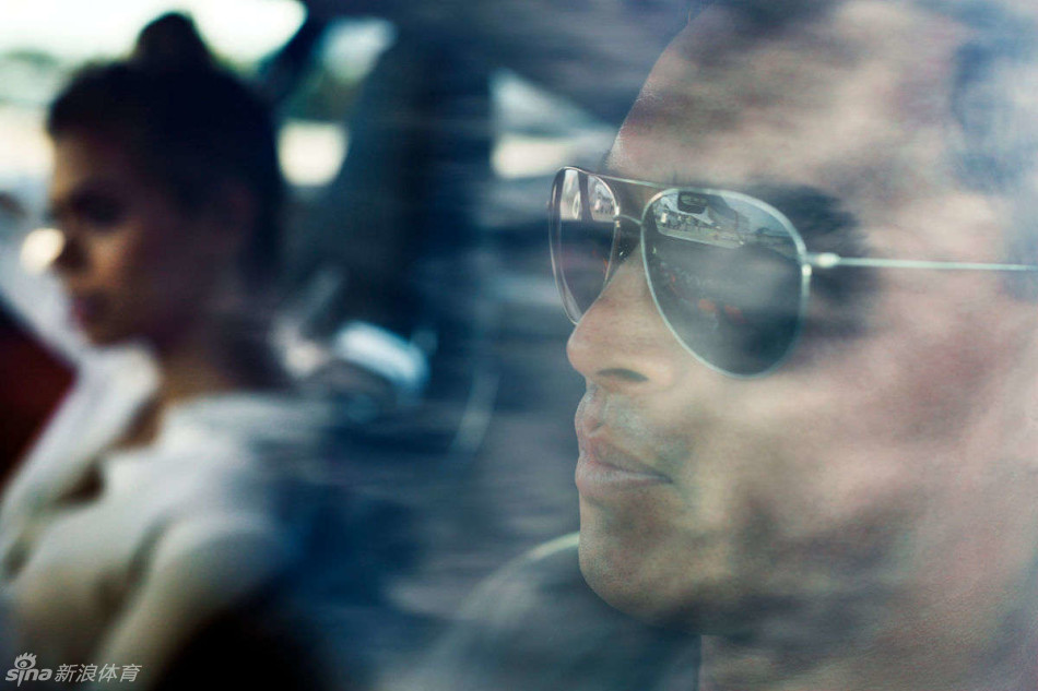 镜头近距离捕捉福勒的专注神情，墨镜反射出天空光影，流露出沉稳内敛的强者锋芒。