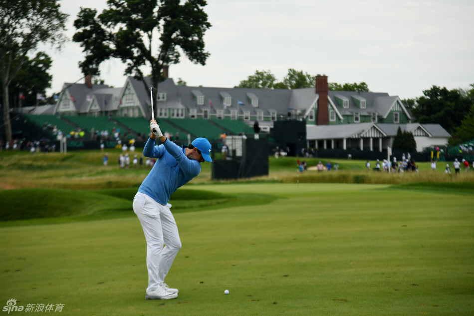 乔丹·斯皮思在球道上进行赛前热身击球，动作流畅而稳定，为大战做最后的技术校准。