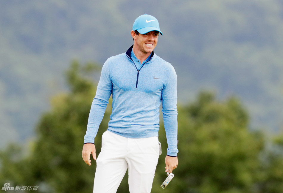 简森·戴伊完成一次完整的一号木挥杆，动作定格在上杆至顶点的瞬间，展现了完美的身体协调性。