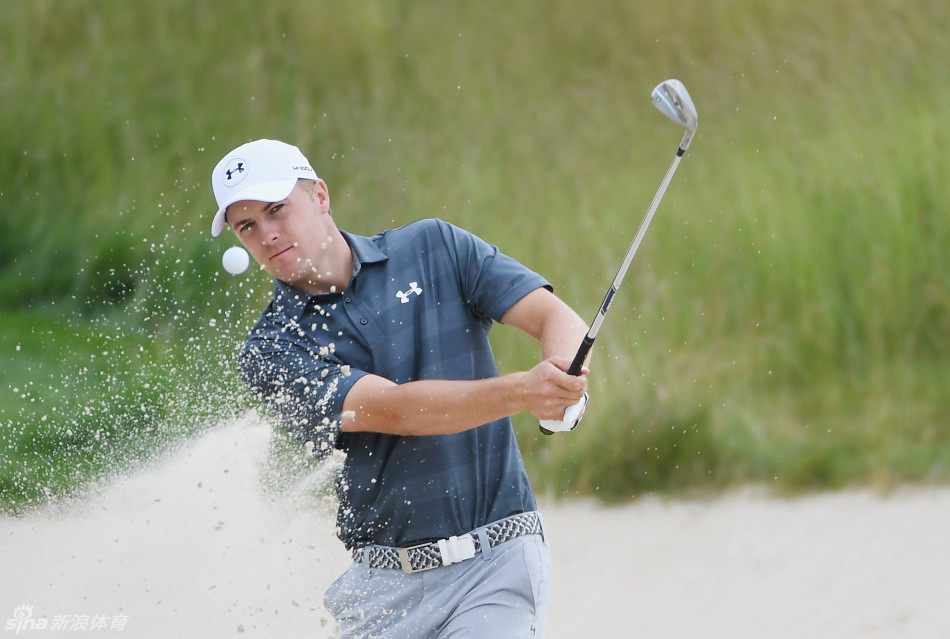 罗里·麦克罗伊以标志性的一号木全力开球，身体姿态充满爆发力，小球似乎即将破空而出。