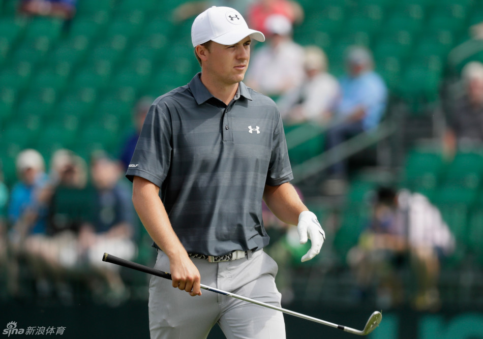 乔丹·斯皮思全神贯注地处理果岭边沙坑球，眼神锐利地计算着弹道与落点。