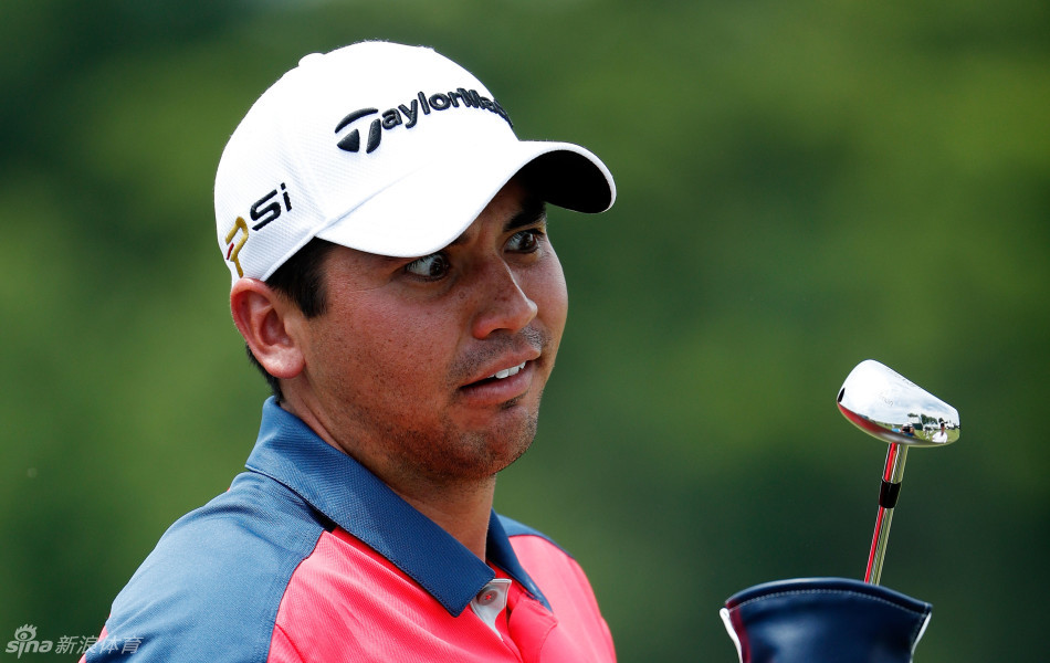 简森·戴伊在练习果岭边露出标志性的灿烂笑容，与身旁人轻松交谈，瞬间化解了大赛前的凝重气氛。