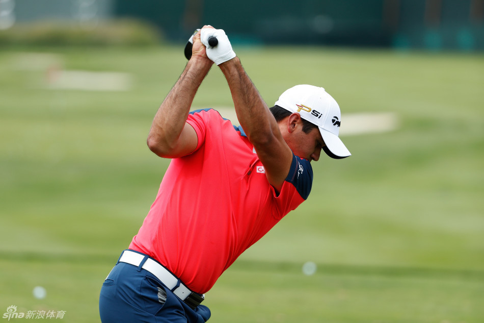 乔丹·斯皮思在练习果岭上蹲身观察推杆线路，表情专注，仿佛正在破解一道复杂的几何难题。