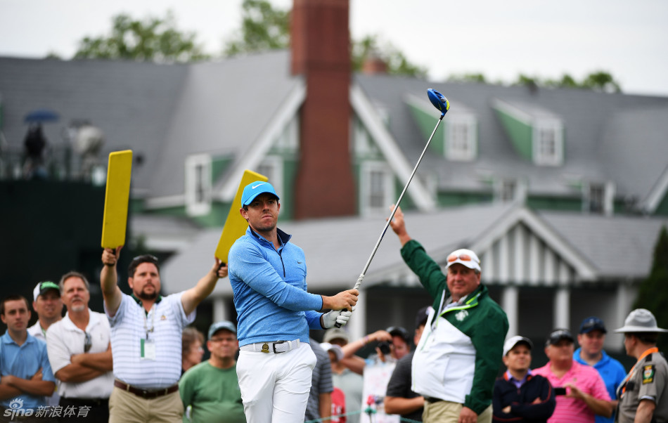 罗里·麦克罗伊在攻果岭后凝神注视小球飞行的轨迹，眼神中充满期待与计算。