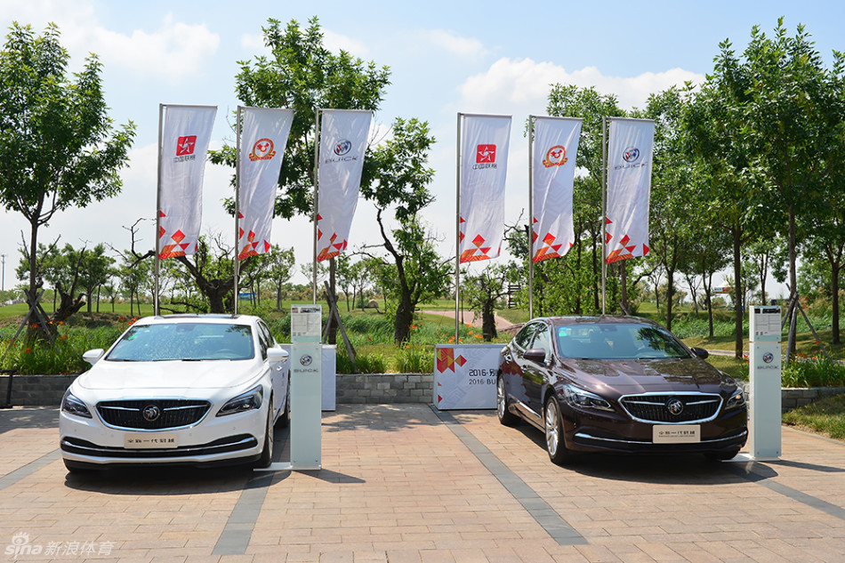 夕阳西下,金色的余晖洒满整个高尔夫球场,湖面泛着粼粼波光,为白日的激烈竞技平添一抹宁静与壮丽。