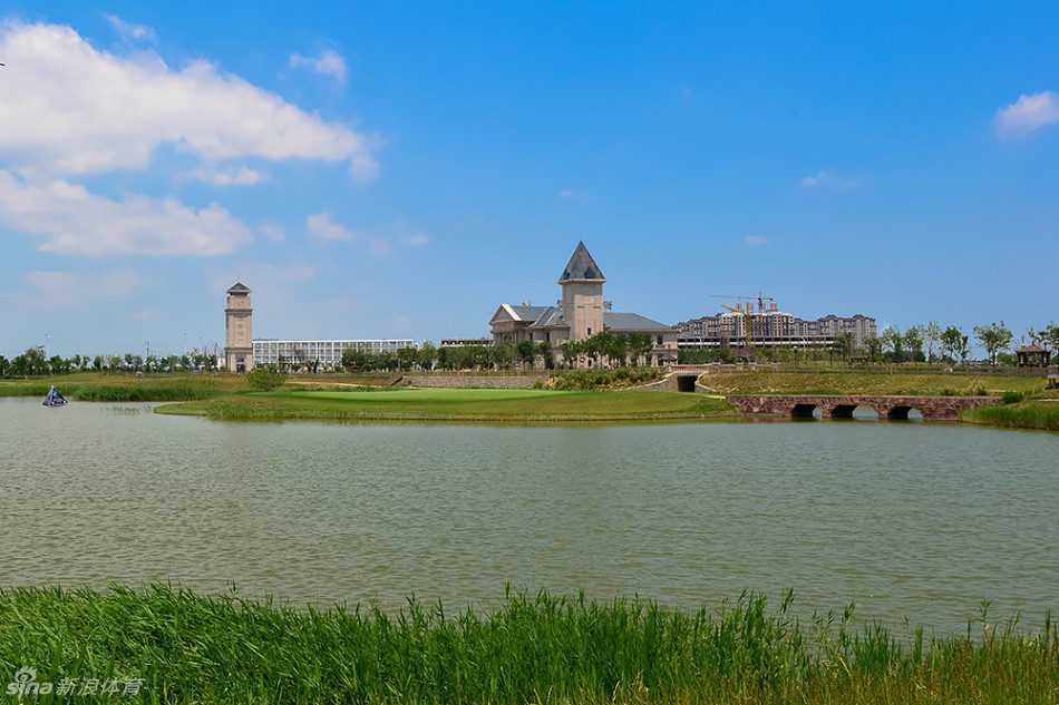 赛事工作人员手持分组表与对讲机在出发区忙碌协调,确保比赛流程严谨有序地进行。