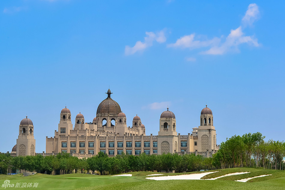 一位球员在发球台上完成潇洒的收杆动作,白色的高尔夫球在空中划出优雅的弧线,飞向远方的目标。