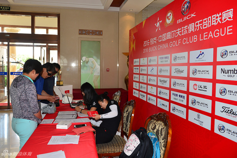 特写镜头下,一位球员正在精心擦拭心爱的球杆,专注的神情流露出对装备与比赛的极度重视。